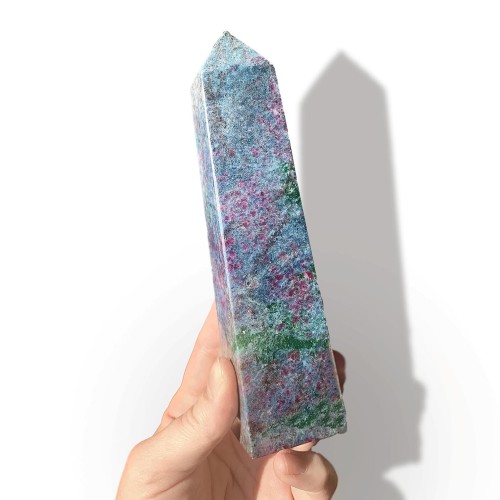 obelisk z kyanitu z rubinem XL kopia.jpg